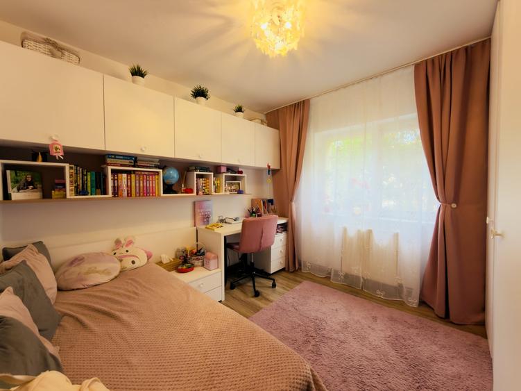 Apartament cu 3 camere decomandat, mobilat în Aradului