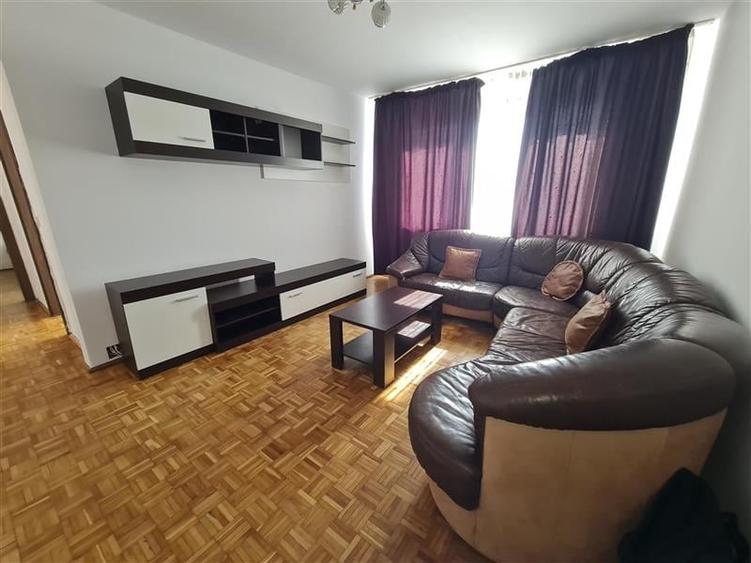Apartament cu 3 camere semidecomandat, mobilat în Craiovița Nouă