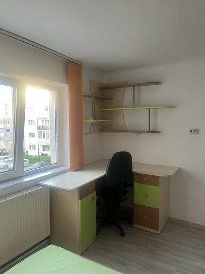 Apartament cu 3 camere decomandat în Exterior Vest