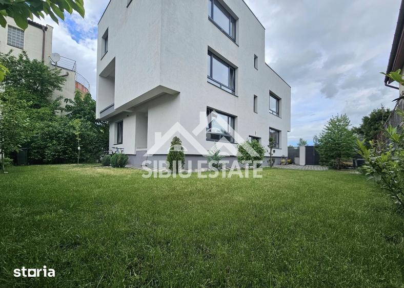 Casă cu 9 camere cu Teren 420 Mp în Șelimbăr