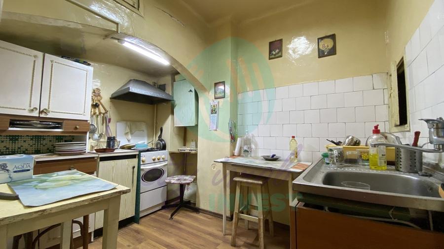 Apartament cu 3 camere semidecomandat în Moșilor