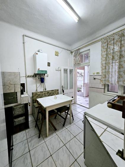 Apartament cu 4 camere semidecomandat în Central