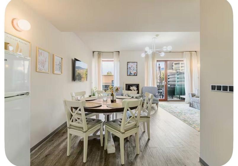 Apartament cu 2 camere decomandat în Poiana Brașov