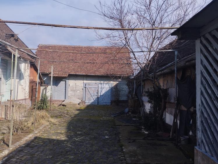 Casă individuală cu 5 camere cu Teren 1800 Mp în Buteni