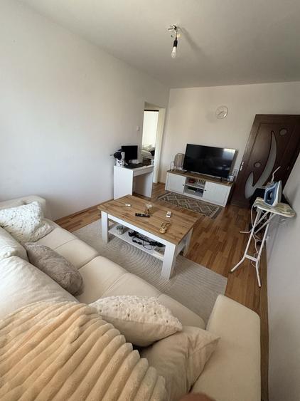 Apartament cu 3 camere semidecomandat în Șagului