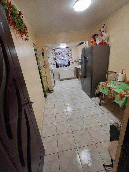 Apartament cu 3 camere semidecomandat în Obor
