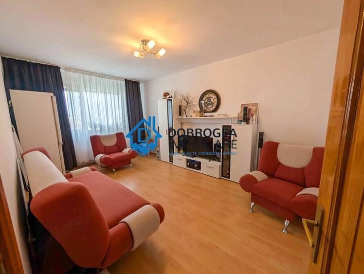Apartament cu 3 camere decomandat în Păcii