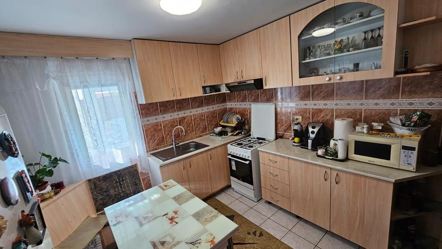 Casă cu 5 camere cu Canalizare în Central