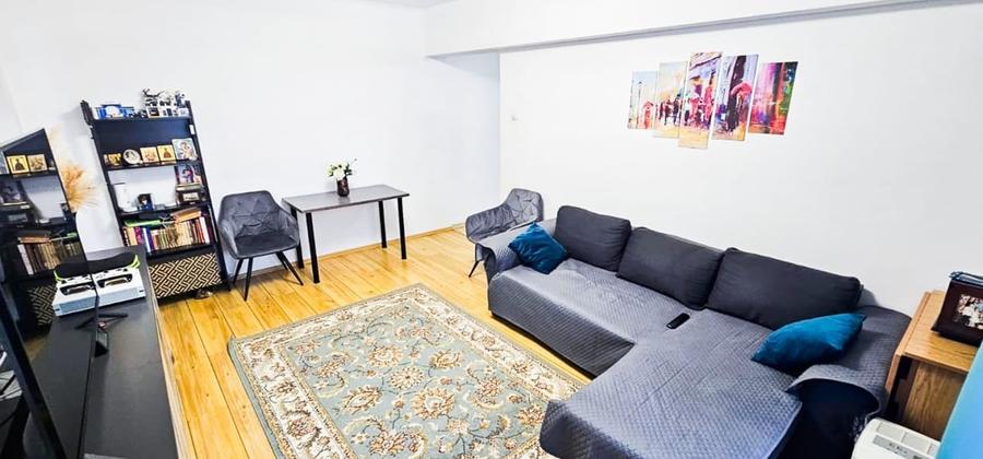 Apartament cu 3 camere semidecomandat, mobilat în P-ța Unirii