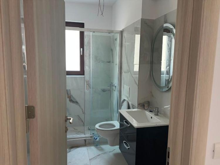 Apartament cu 3 camere semidecomandat în Girocului