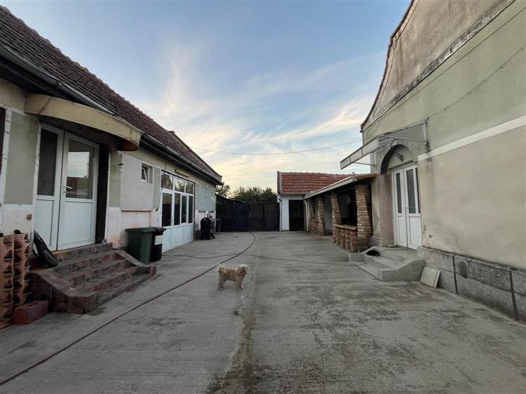 Casă individuală cu 6 camere cu Teren 2999 Mp în Ohaba-Forgaci