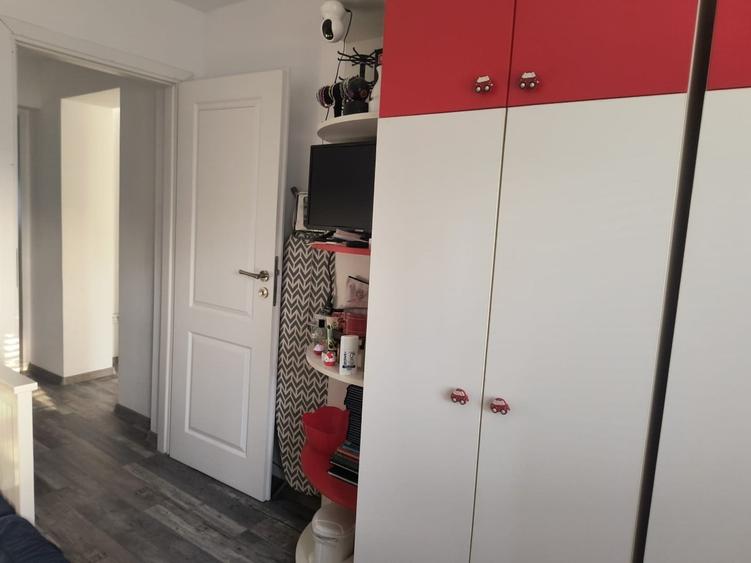 Apartament cu 3 camere semidecomandat, mobilat în Drumul Taberei
