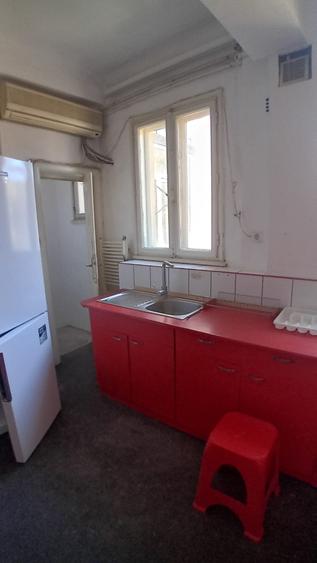 Apartament cu 3 camere semidecomandat, mobilat în Romană