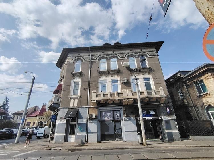 Apartament cu 4 camere decomandat în Calea Călărașilor