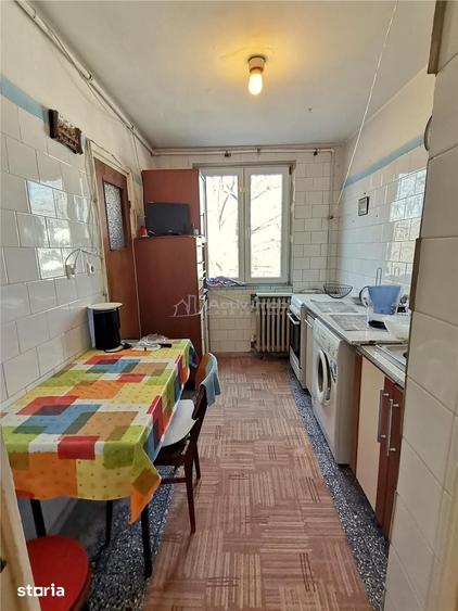 Apartament cu 3 camere decomandat în Alexandriei