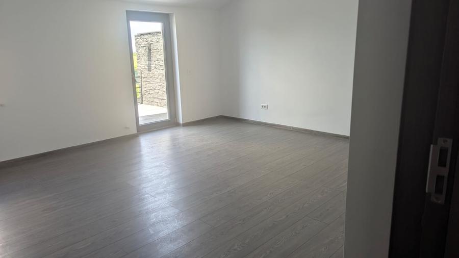 Casă individuală cu 5 camere cu Canalizare în Central