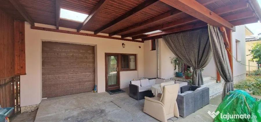 Casă cu 6 camere cu Teren 698 Mp în Sânmartin