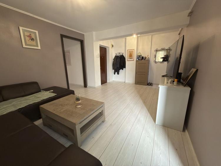 Apartament cu 3 camere decomandat în Exterior Vest