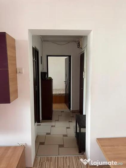 Apartament cu 3 camere semidecomandat în Tineretului