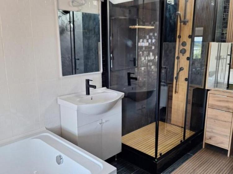Apartament cu 4 camere, mobilat în Băneasa