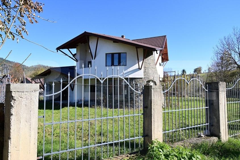 Casă individuală cu 5 camere cu Canalizare în Câmpulung Moldovenesc