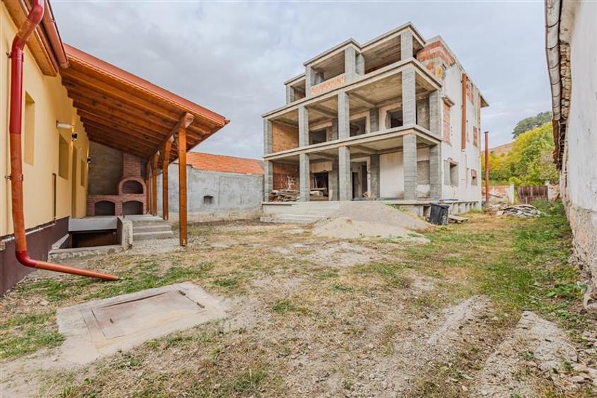 Casă individuală cu 12 camere cu Canalizare în Exterior Est