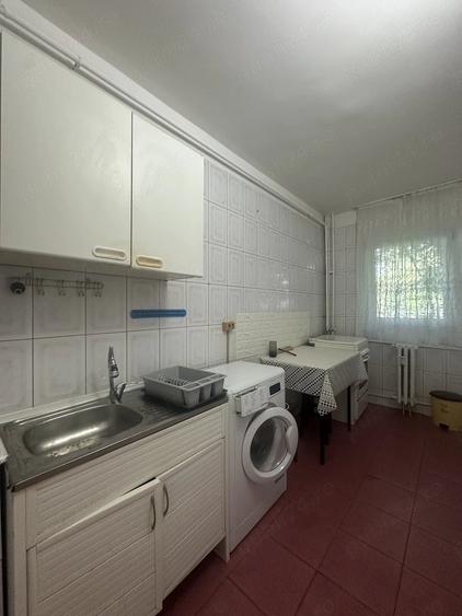 Garsonieră decomandată în Vest