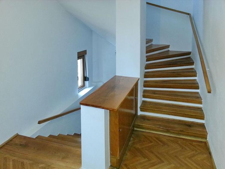 Casă individuală cu 7 camere cu Canalizare în Schei