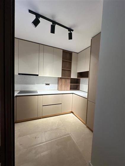 Apartament cu 4 camere semidecomandat, mobilat în Iancu Nicolae