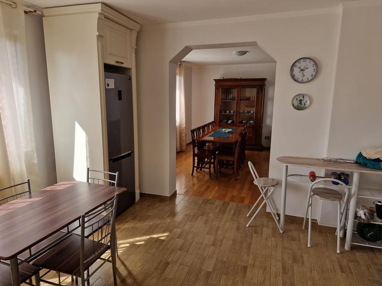Casă individuală cu 8 camere cu Canalizare în Dumbrăveni