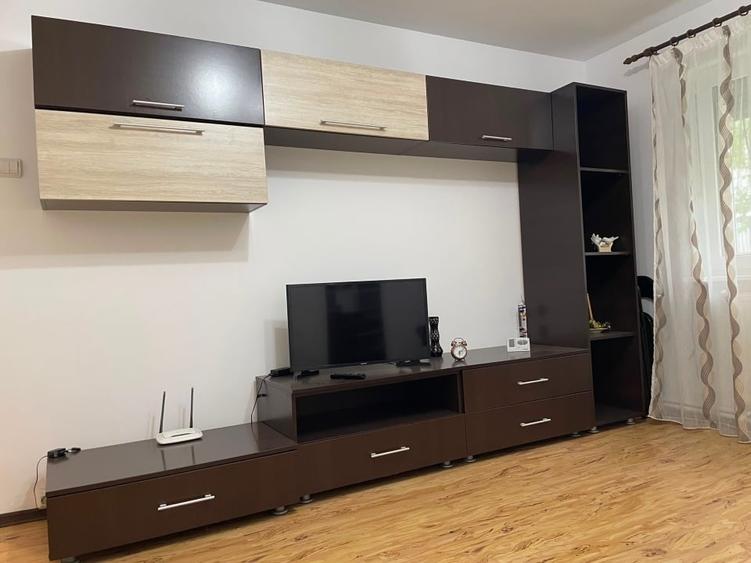 Apartament cu 3 camere semidecomandat, mobilat în Nord