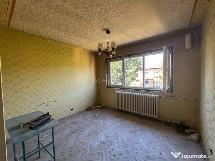 Apartament cu 3 camere semidecomandat în Central