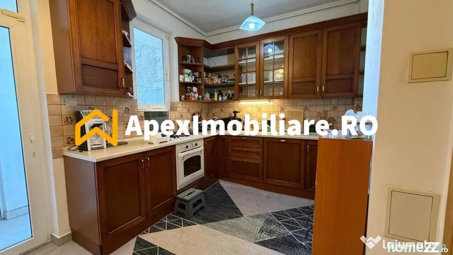 Apartament cu 3 camere semidecomandat, mobilat în Universitate