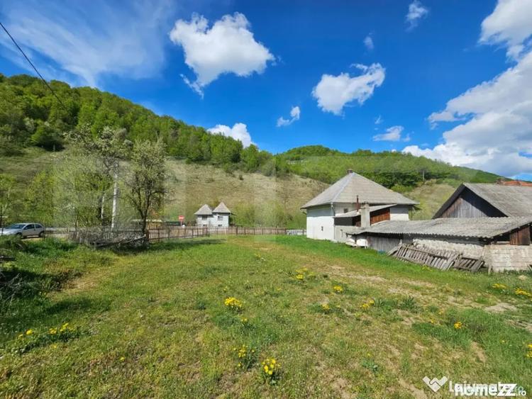 Casă cu 3 camere cu Teren 2800 Mp în Întregalde