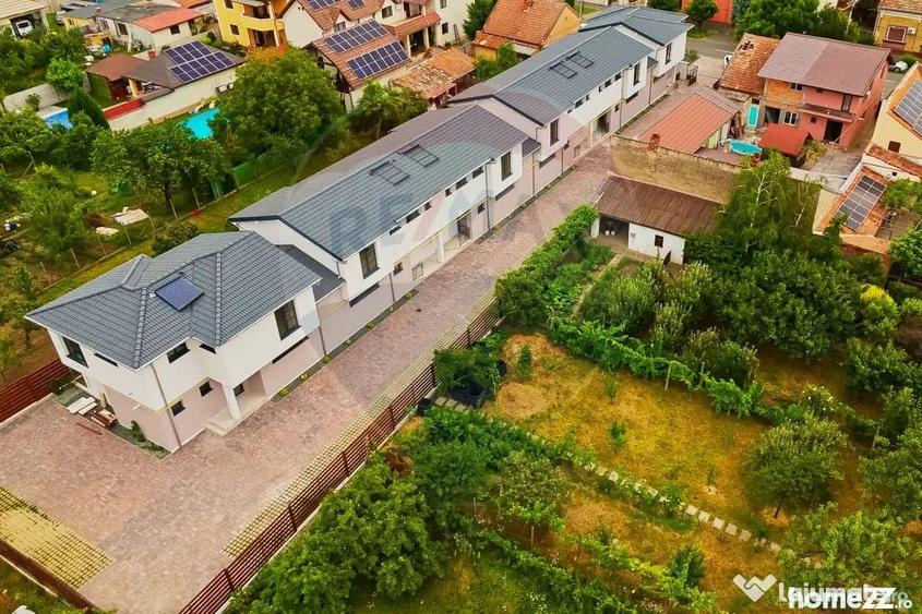 Apartament cu 4 camere decomandat în Pârneava