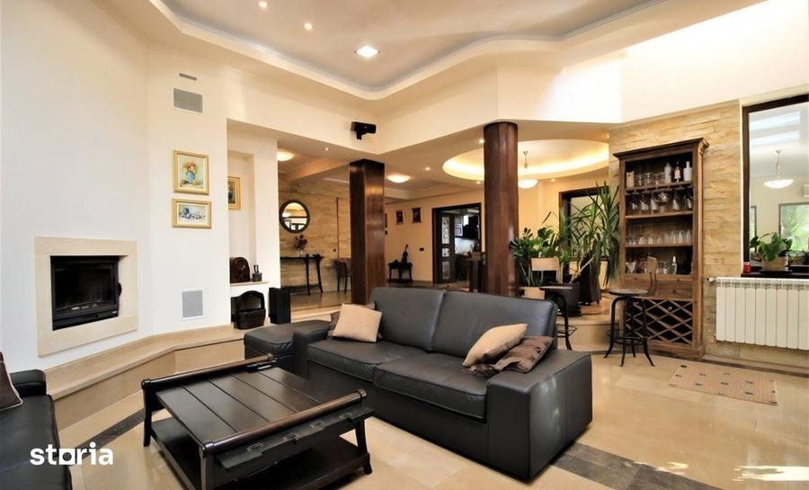 Casă cu 10 camere cu Teren 3000 Mp în Central