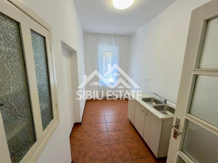 Duplex cu 12 camere cu Canalizare în Central