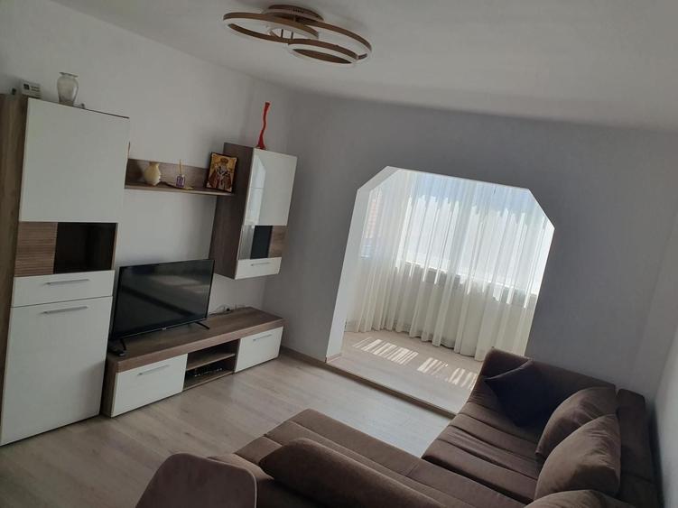 Apartament cu 2 camere decomandat în Tractorul