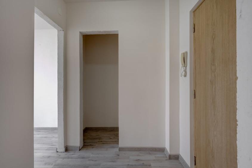 Apartament cu 3 camere semidecomandat în Baba Novac