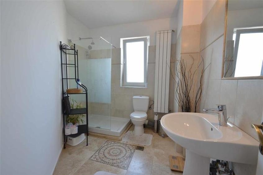 Apartament cu 5 camere decomandat, mobilat în Magheru