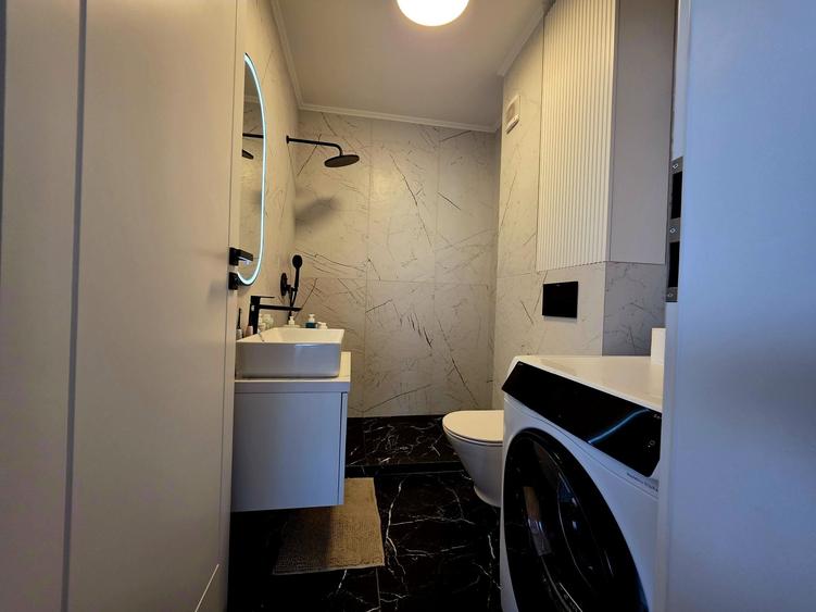 Apartament cu 3 camere semidecomandat în Central