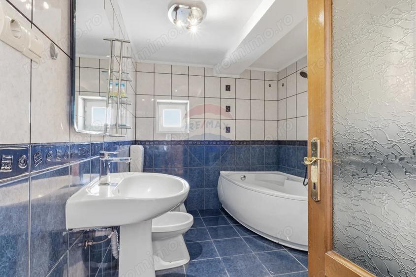 Apartament cu 3 camere decomandat, mobilat în Pârneava