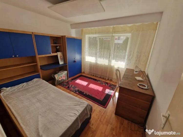 Apartament cu 3 camere decomandat în Hotvon