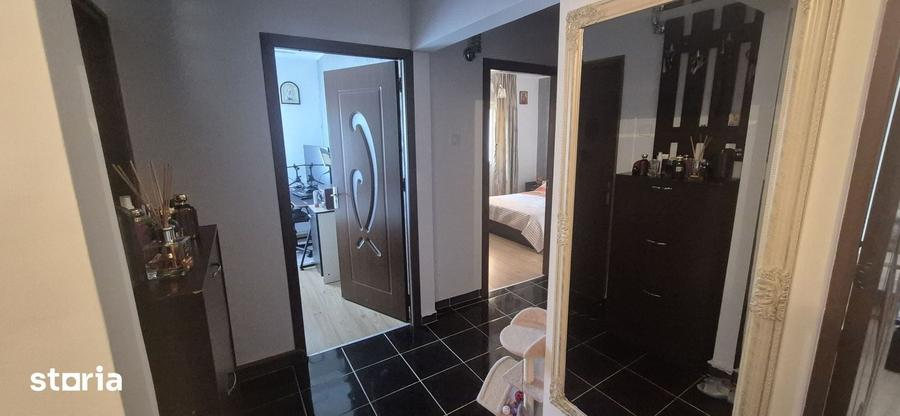 Apartament cu 3 camere decomandat în Găvana