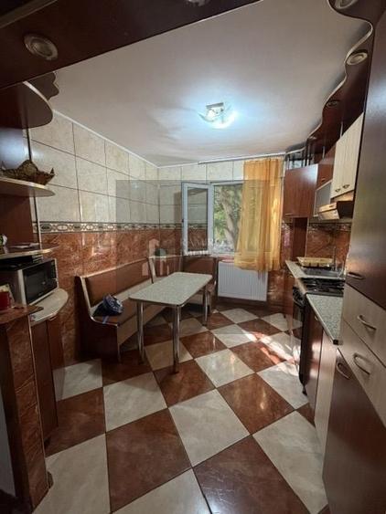 Apartament cu 3 camere semidecomandat, mobilat în Alexandru Obregia