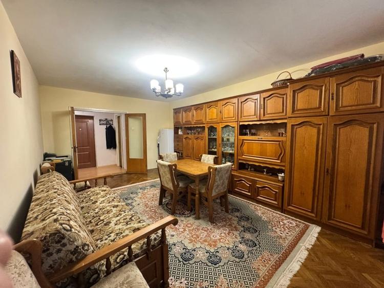 Apartament cu 3 camere decomandat, mobilat în Decebal