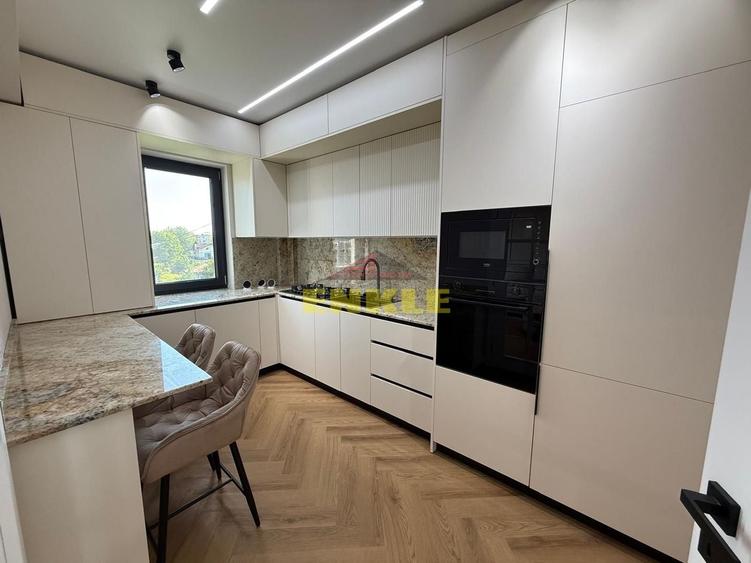 Apartament cu 4 camere semidecomandat în Central