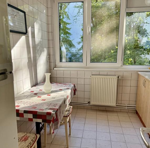 Apartament cu 3 camere decomandat în Cornișa