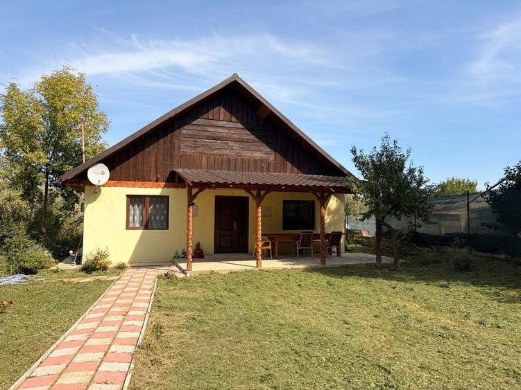 Casă cu 3 camere în Strunga