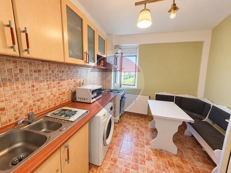 Apartament cu 3 camere semidecomandat în Periferie